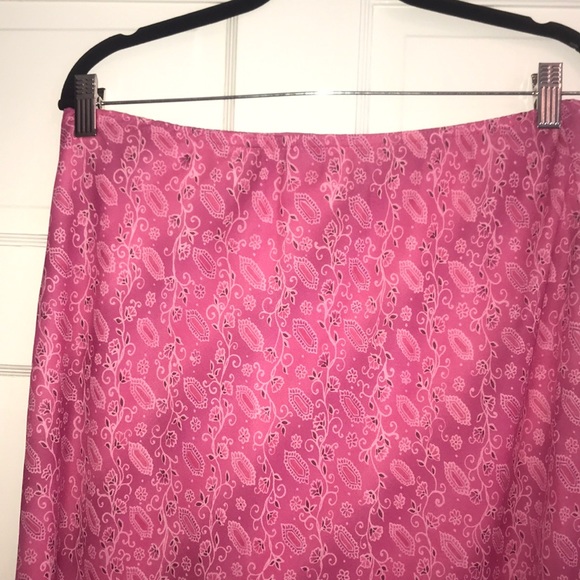 Hot pink chiffon skirt. - Picture 3 of 5